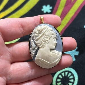 VTG Cottagecore Blue and White Cameo Gold Tone Metal Costume Pendant Brooch